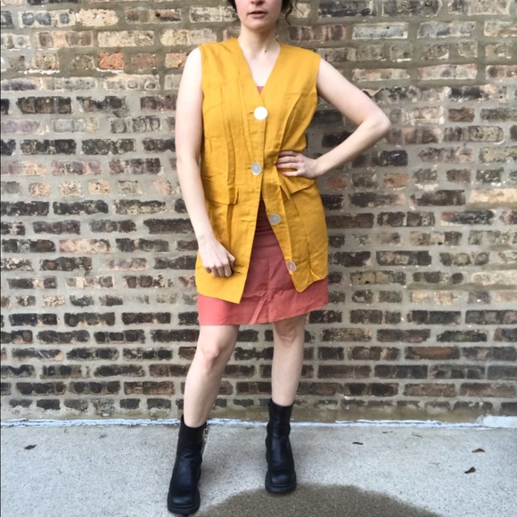 Vintage 1970s MOD mustard yellow vest with shell buttons - Picture 4 of 9